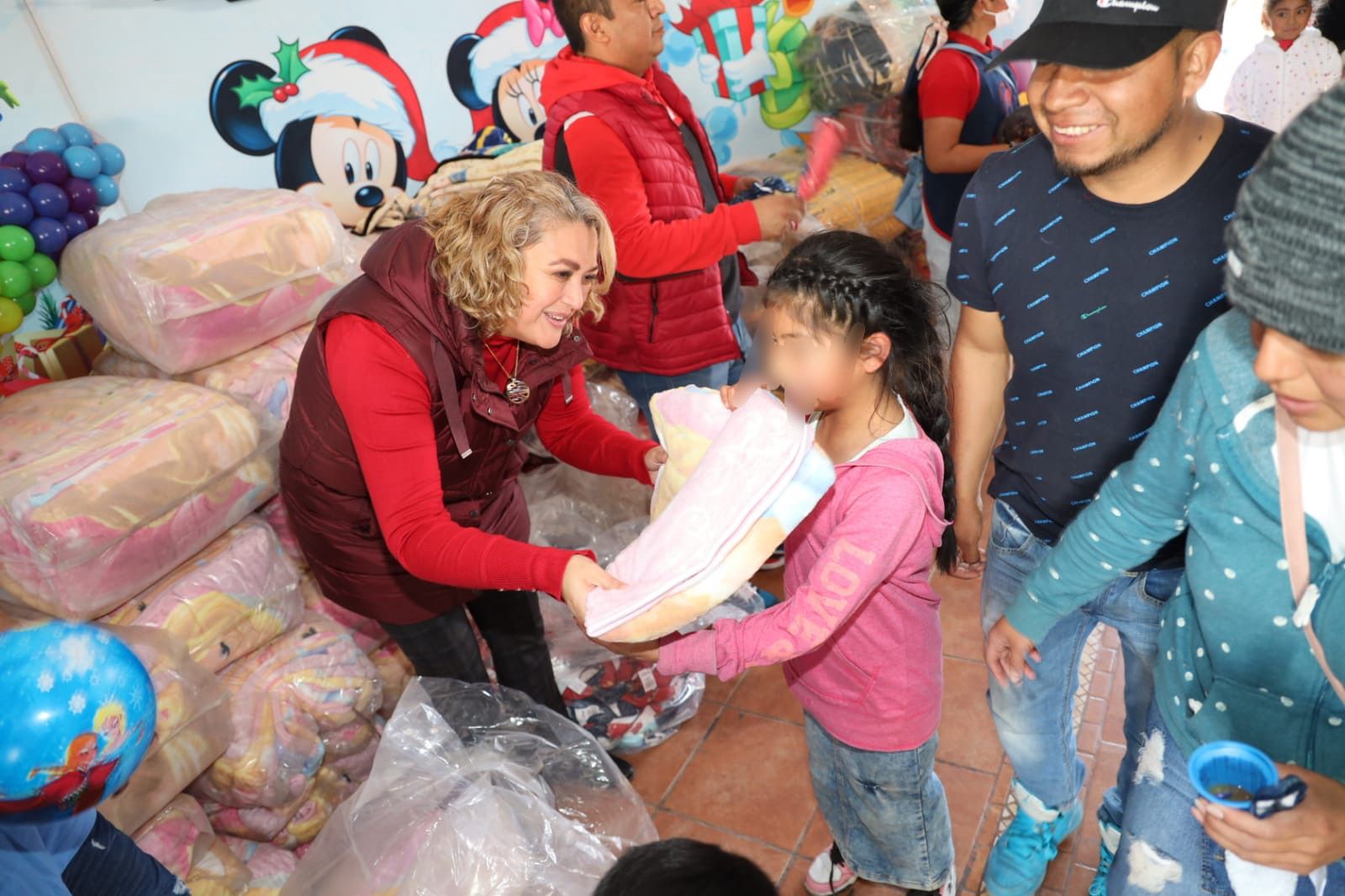 Presidenta del DIF municipal y grupo providencia entregan juguetes a niñas y niños de Chiautempan